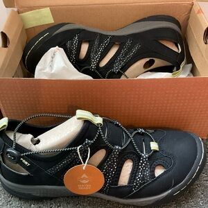 New in Box! JSport by Jambu size 7 sandals/water shoes.